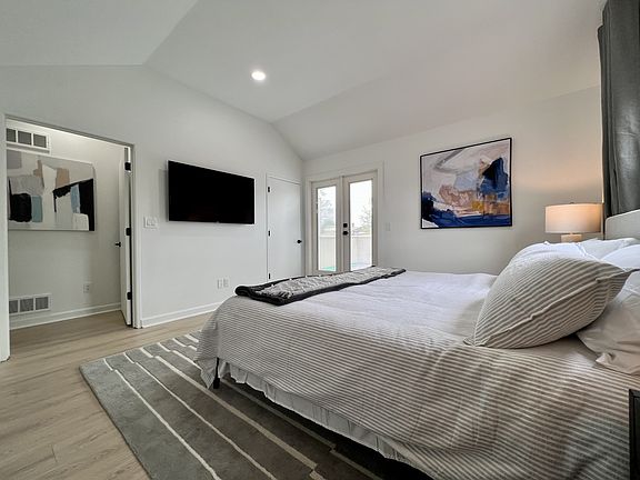 5th image of 323 Gross St