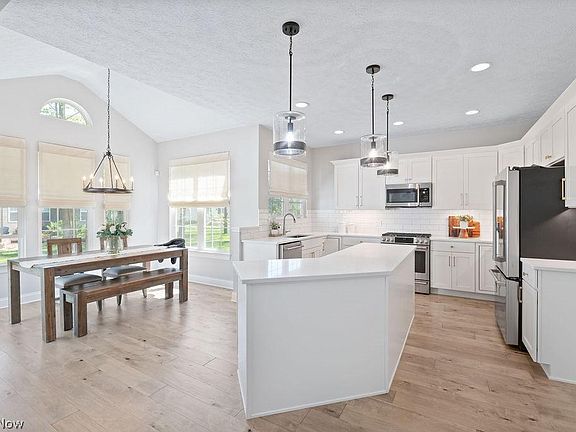 5th image of 32652 Belmont Dr