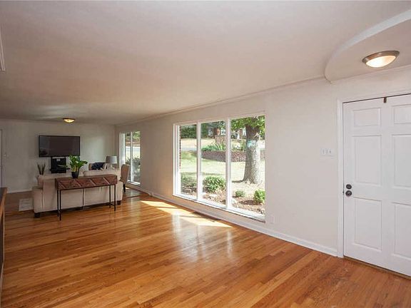 4th image of 737 Candlelight Ln