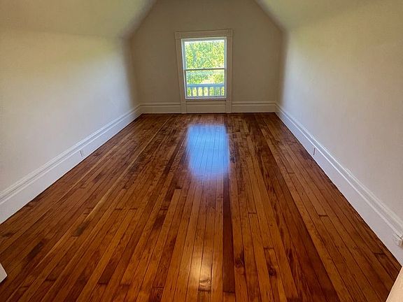 5th image of 521 Waller St