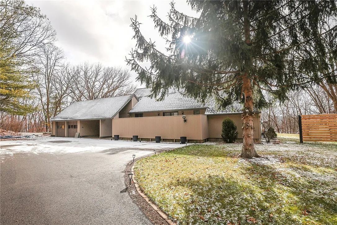24 Hillcrest Dr photo 1