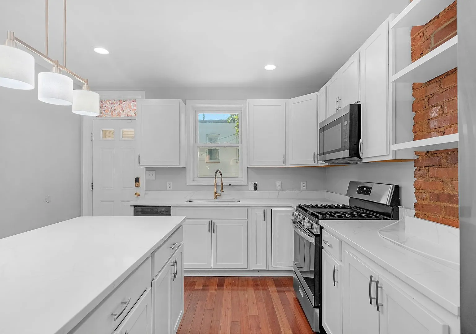 Beautifully Renovated 3 Bedroom 2 Bathroom Rental in East Baltimore — Photo 4