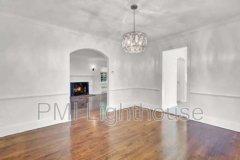 3 bed, 1.5 bath, 1392 sqft, $7,200 — Photo 4