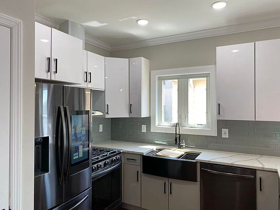 5th image of 586 Liberty Ave