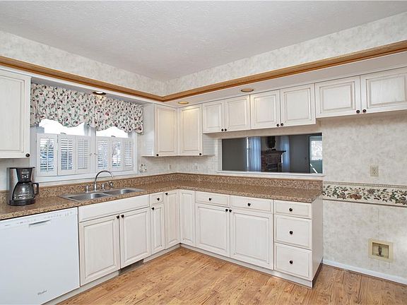 3rd image of 850-8 Hampton Cir