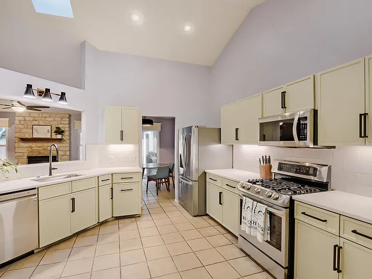 8804 United Kingdom Dr — Photo 13