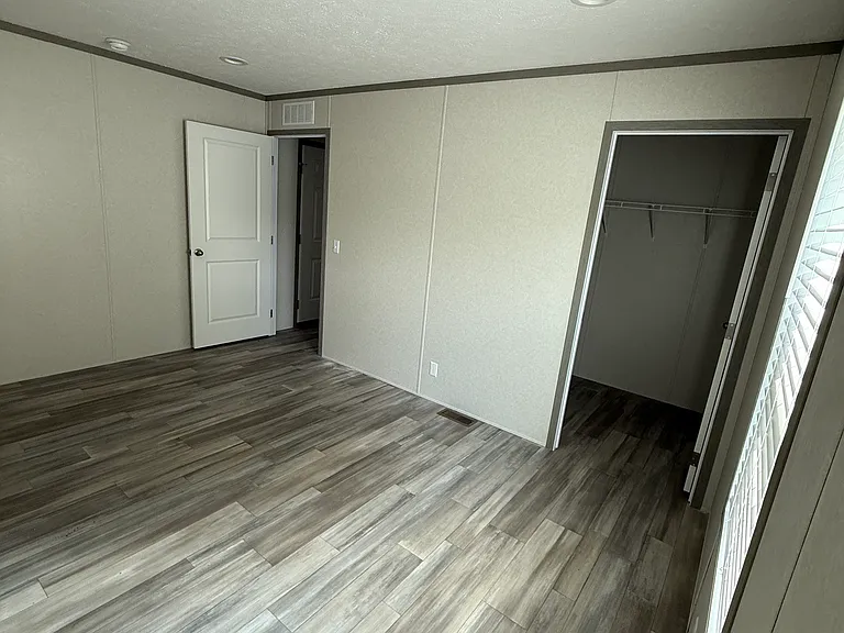 605 Larimore Cir — Photo 11