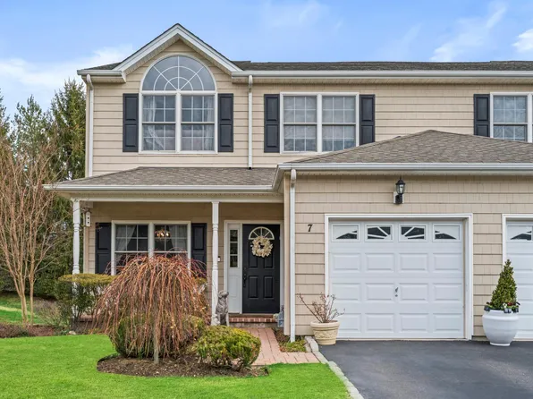 7 Chimay Court, Huntington Station, NY 11746