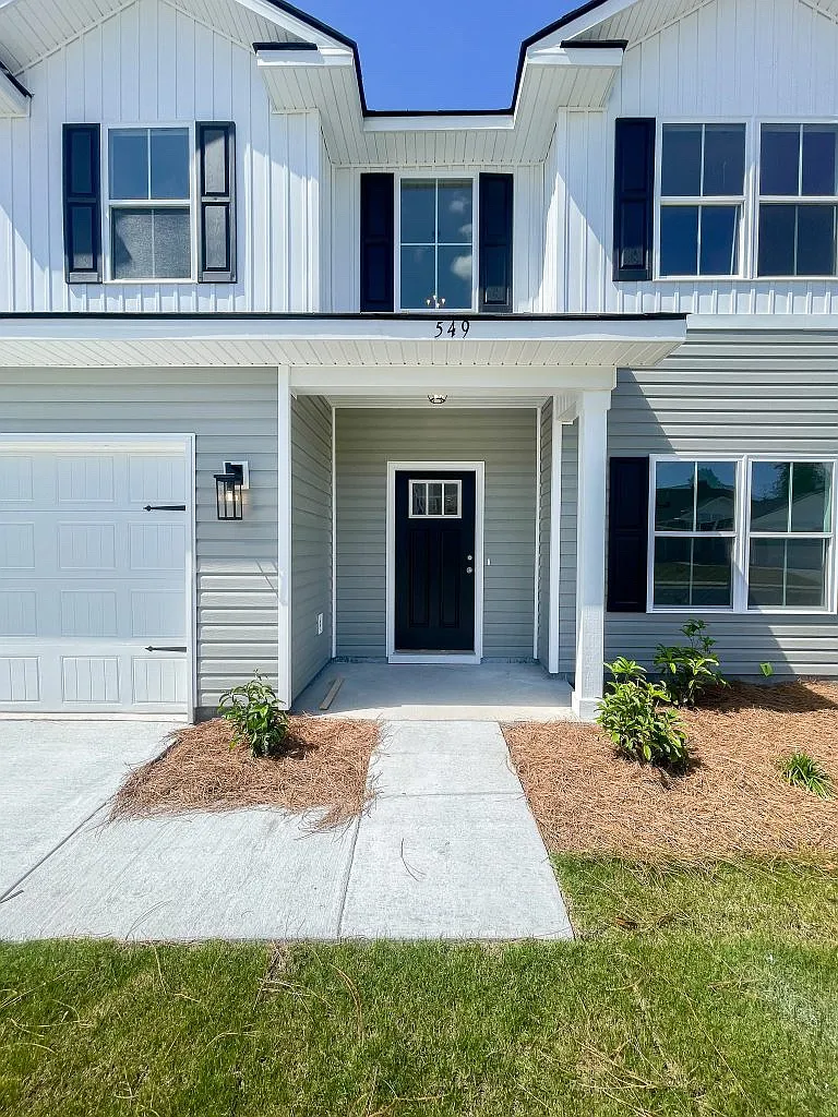 5 bed, 2400 sqft, $2,800 — Photo 2