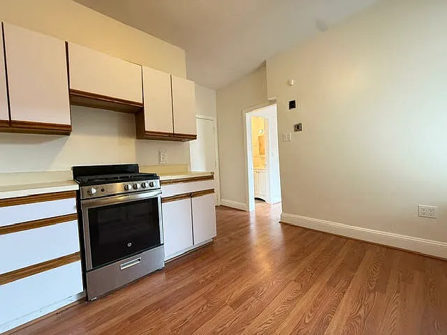 Studio, 1.0 bath, 328 sqft, $2,000 — Photo 4
