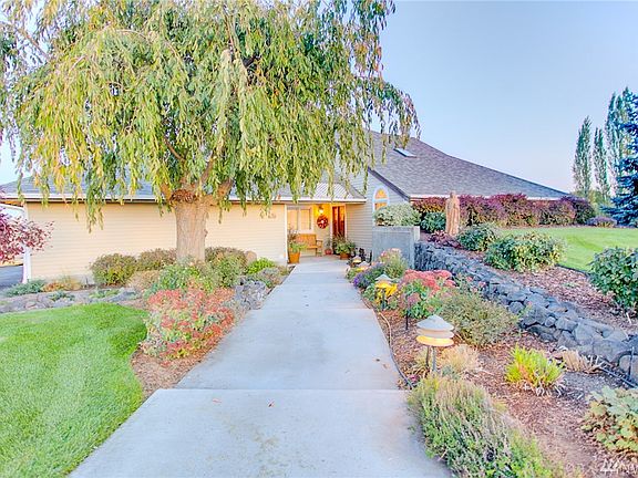 3rd image of 635 Desert View Dr SE