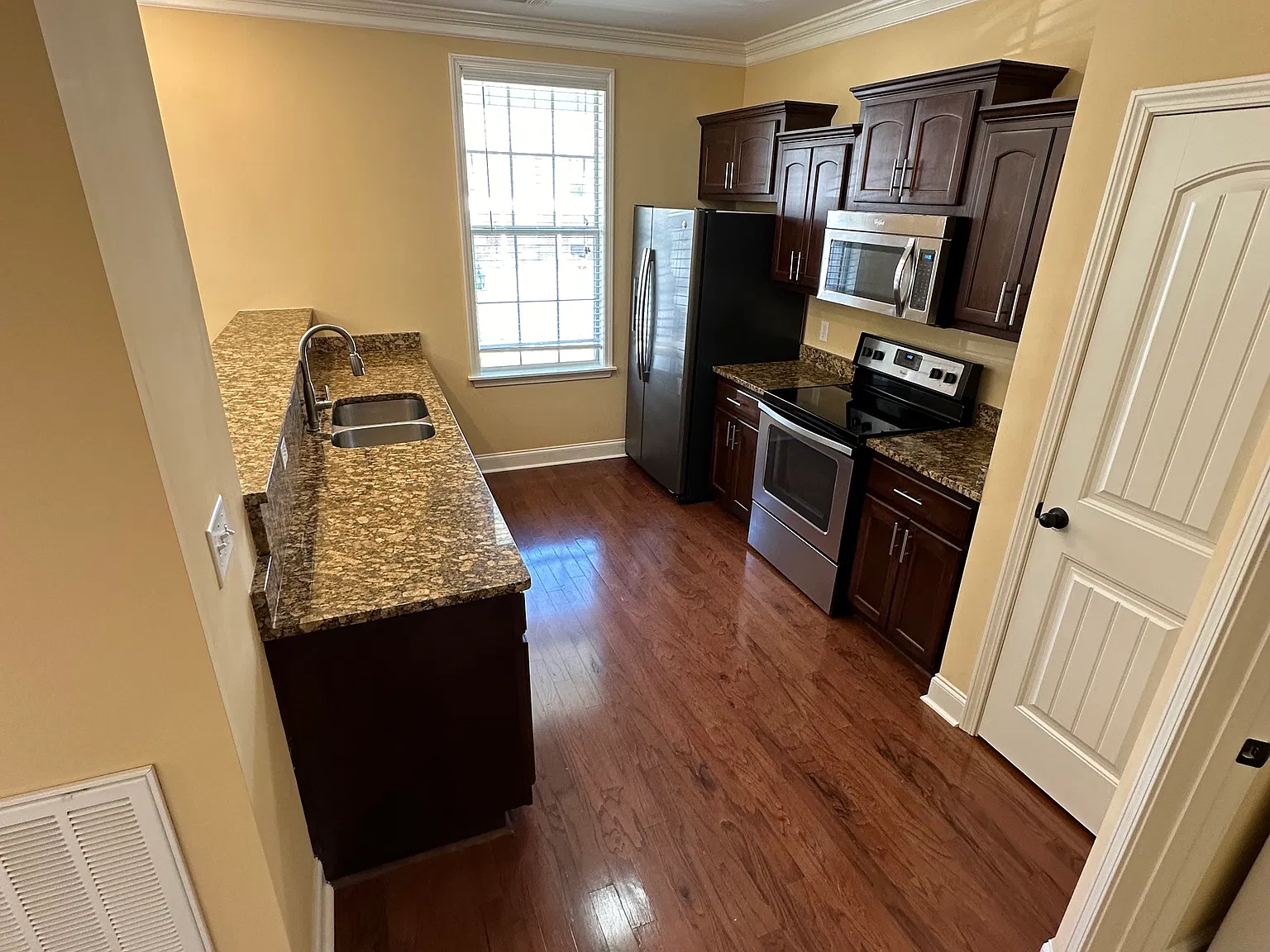 3 bed, 1716 sqft, $2,800 — Photo 3