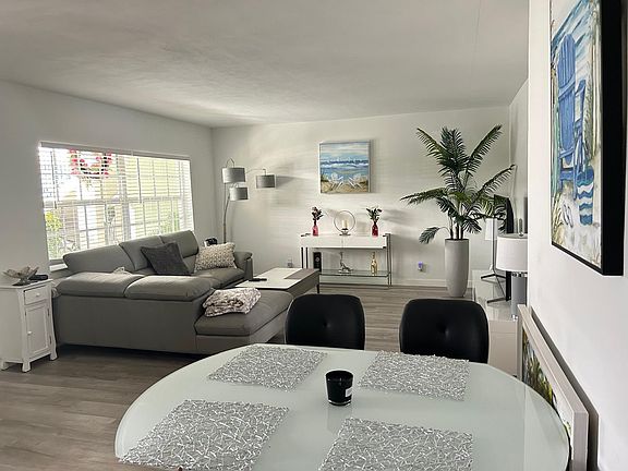 2nd image of 930 SE 9th Avenue #6