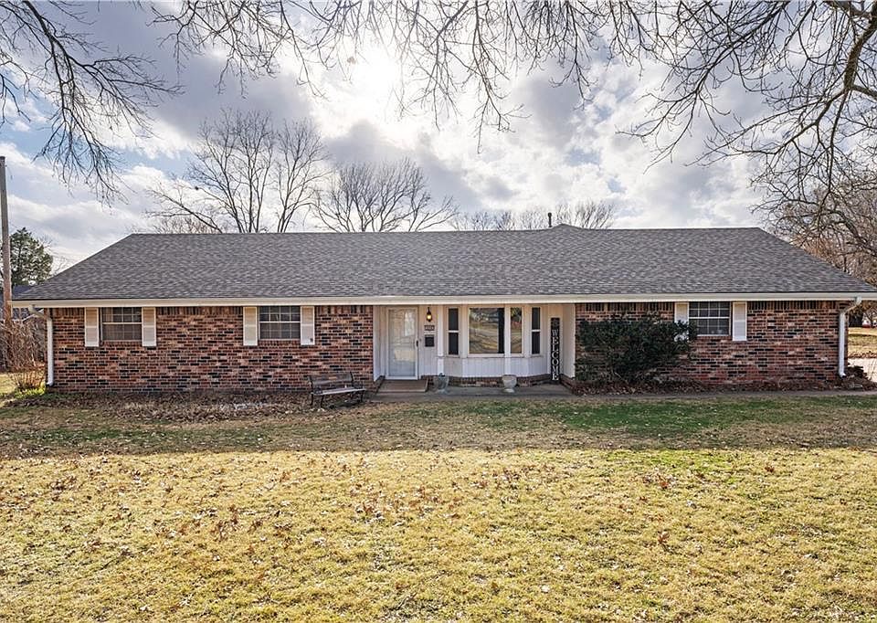 1st image of 220 E 2nd Ave