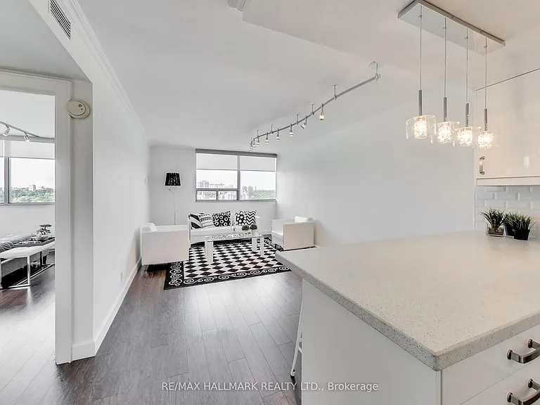 914 Yonge St #1509 — Photo 8