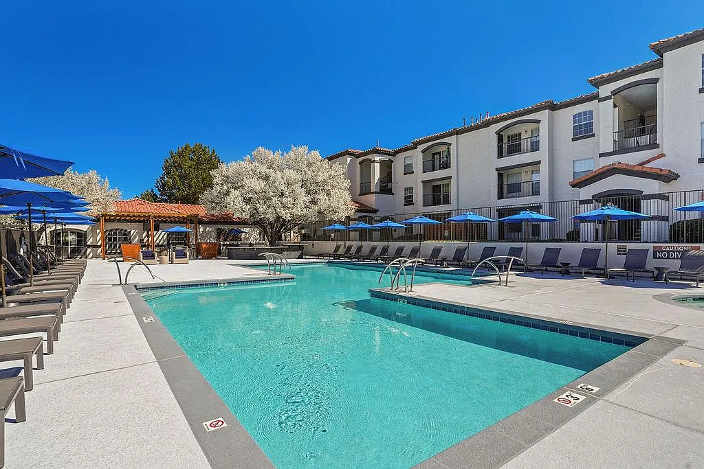 La Ventana Apartments — Photo 1