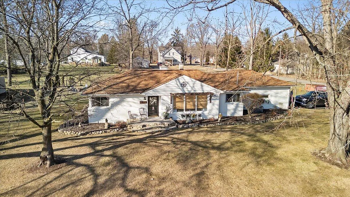 1014 Crestwood Ln photo 1