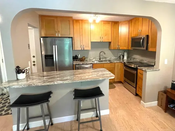 10531 Cedar Lake Rd APT 413, Minnetonka, MN 55305