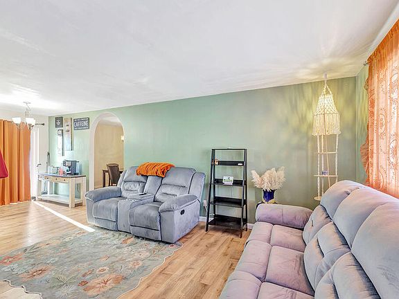 4th image of 119 Honeysuckle Dr