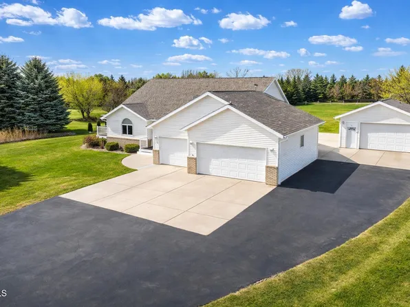 5292 Apple Creek Dr, Bismarck, ND 58504