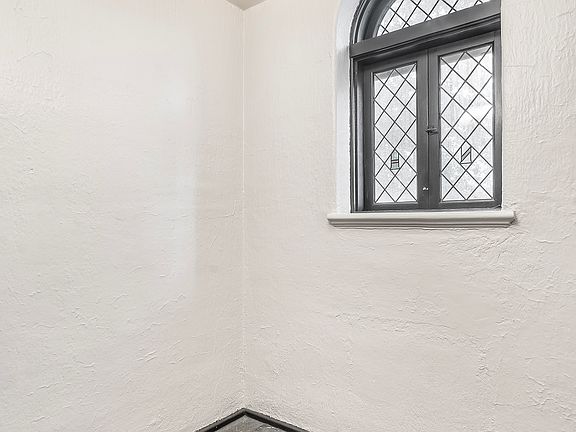 3rd image of 5347 N College Ave APT 206