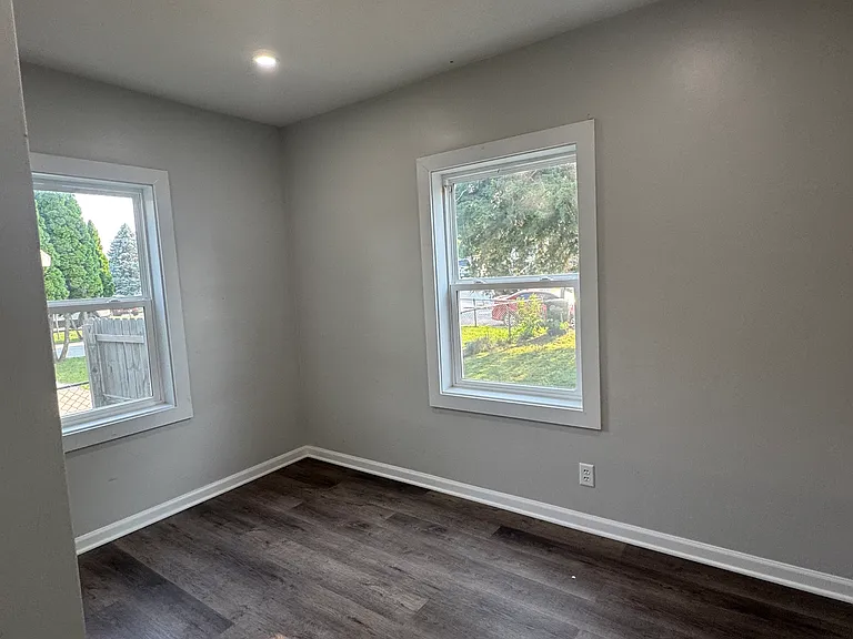 6131 S 33rd St — Photo 5