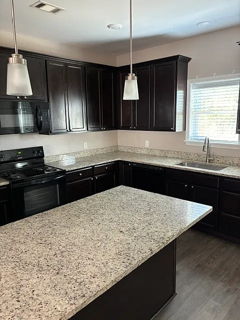 3 bed, 1405 sqft, $1,675 — Photo 2