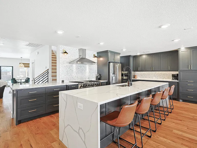 304 Bowie St — Photo 9