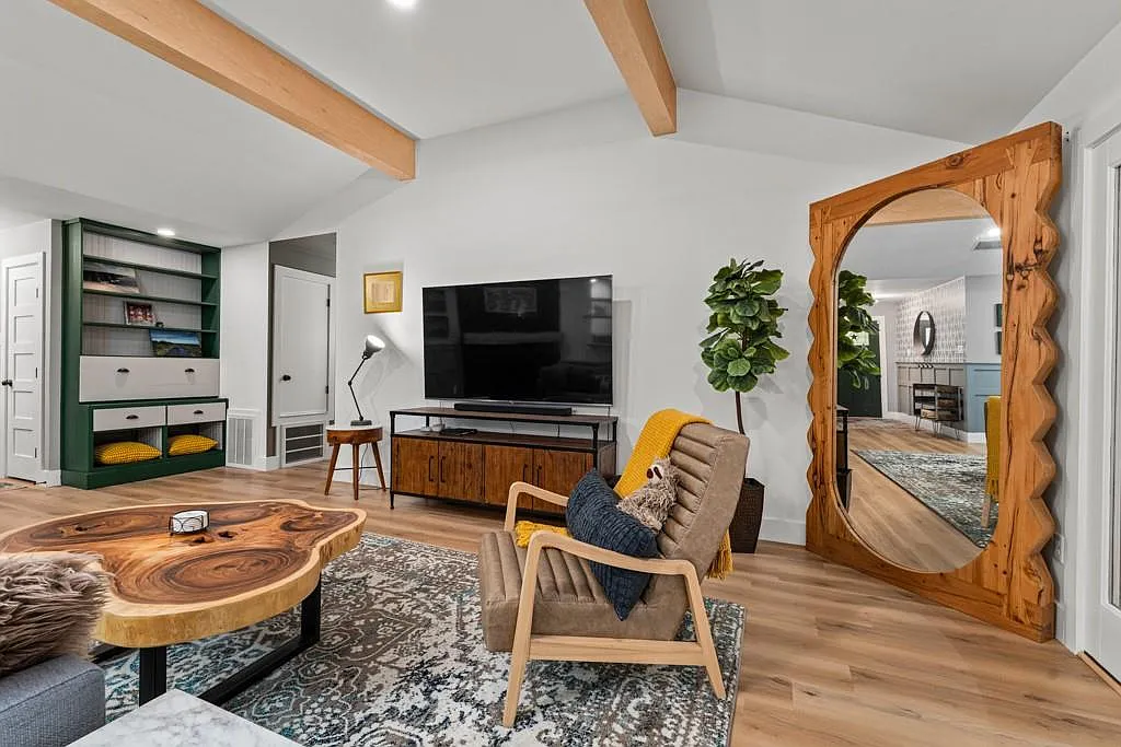 4 bed, 2.0 bath, 1879 sqft, $2,499 — Photo 3