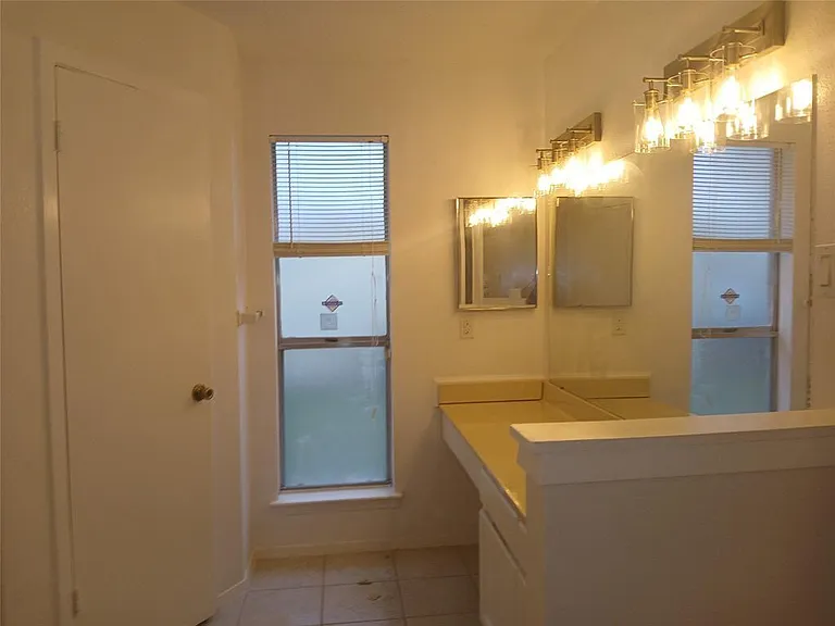 1126 E Brompton Dr — Photo 3