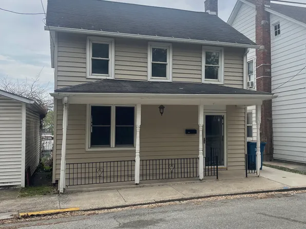 68 E Constitution Ave, Spring Grove, PA 17362