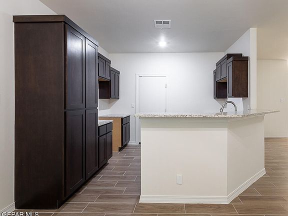 5th image of 906 Bromyard Dr