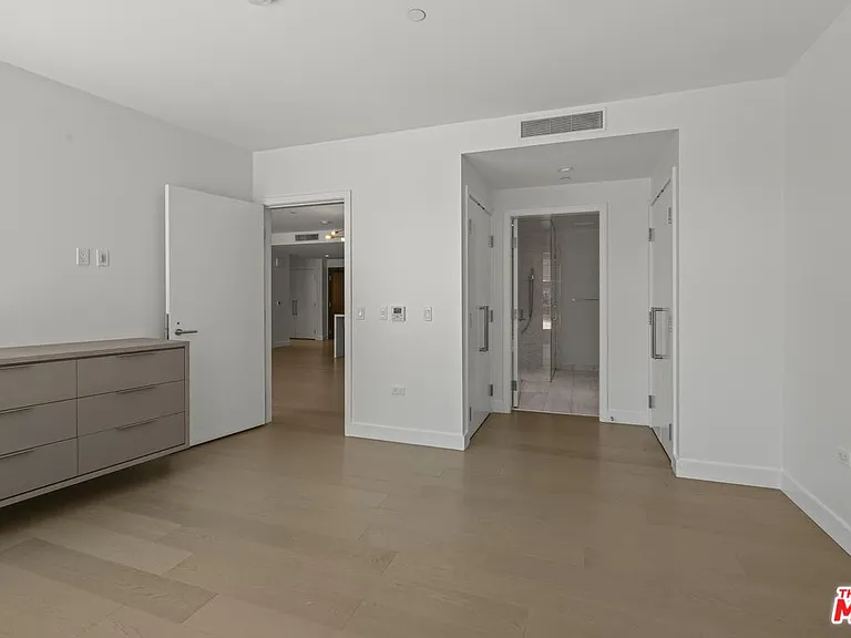 888 W East St #202 — Photo 30