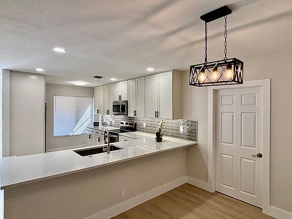 4th image of 14956 Wildflower Lane #14956