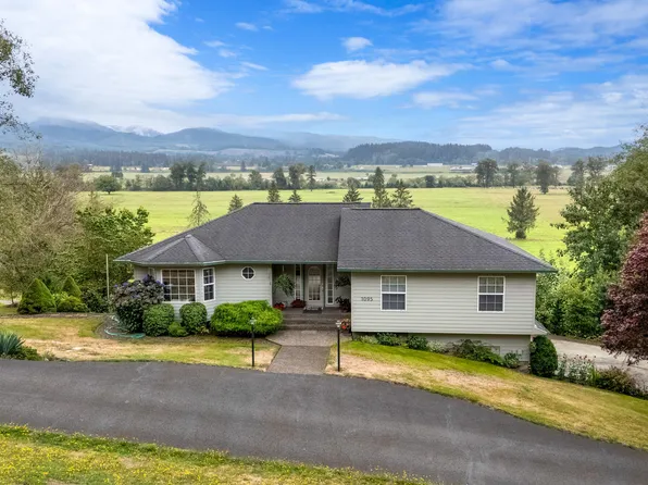 1095 Hollyridge Dr, Tillamook, OR 97141