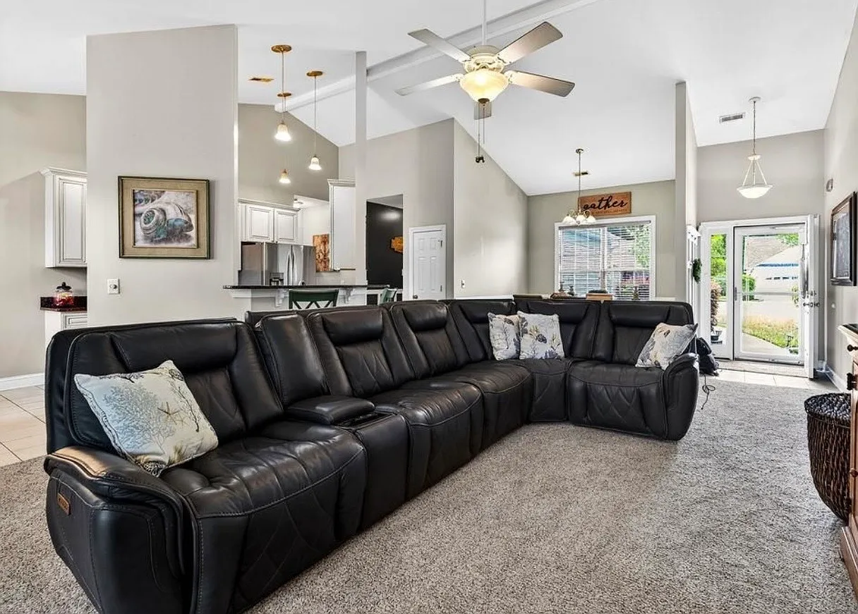 3 bed, 1641 sqft, $2,300 — Photo 4