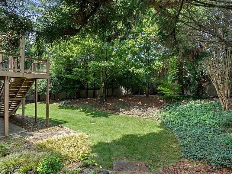 350 Wembley Cir — Photo 31