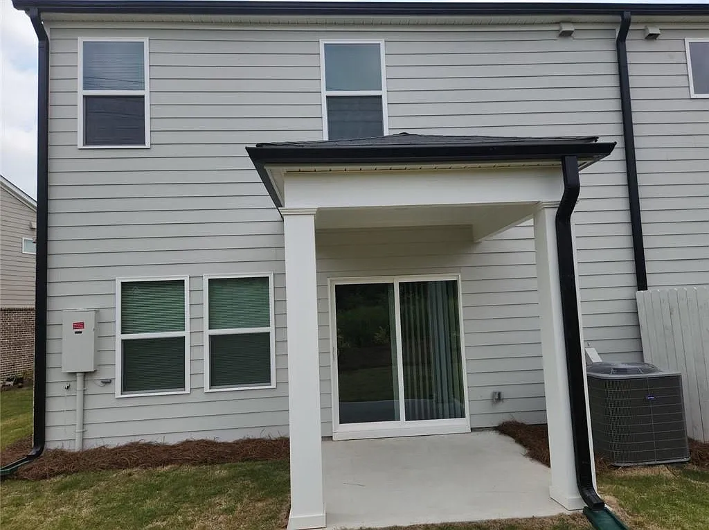 3 bed, 2.5 bath, 2680 sqft, $2,390 — Photo 3
