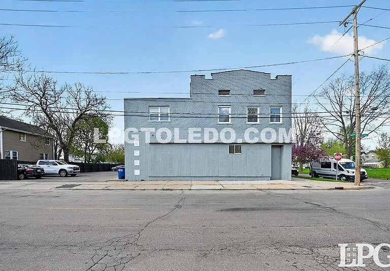 1734 Arlington Ave — Photo 2