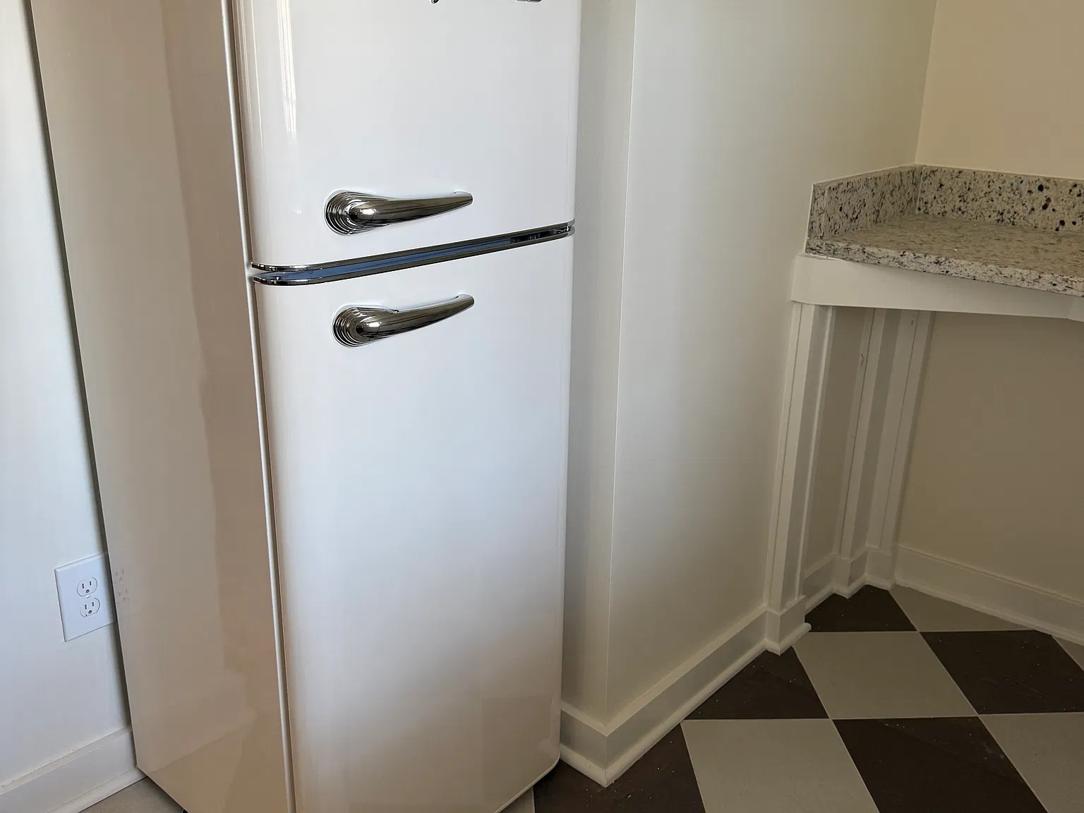 2 bed, 750 sqft, $3,000 — Photo 3