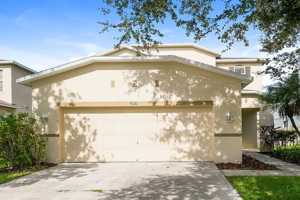 4 bed, 2.5 bath, 2400 sqft, $2,080 — Photo 1