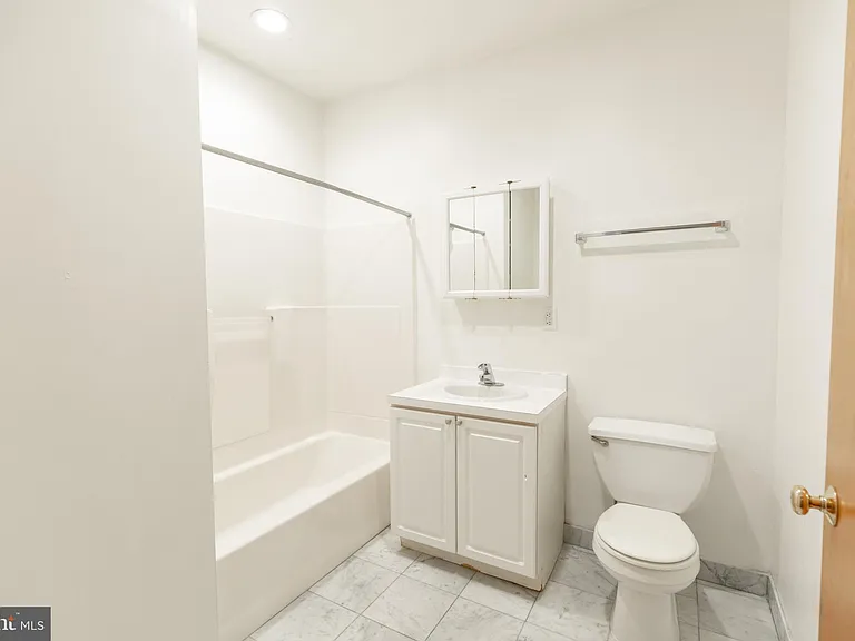 220-2 S 16th St #402 — Photo 25