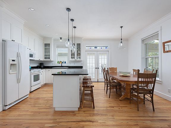 4th image of 2586 SW Anemone Ave