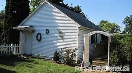 Additional garage
						:
						perfect for extra car or lawn equipment and pool equipment.