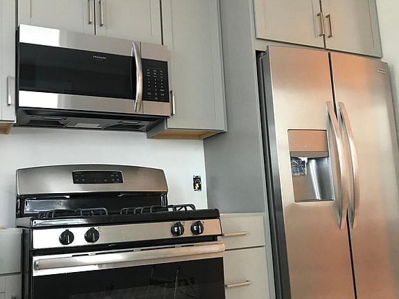 5th image of 340 Thorn St