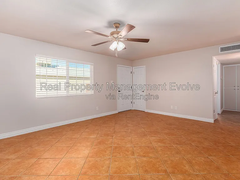 5438 S 46th Pl — Photo 8