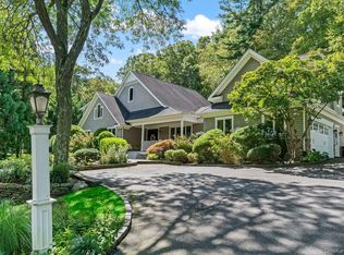 10 Hollise Court, Centerport, NY 11721