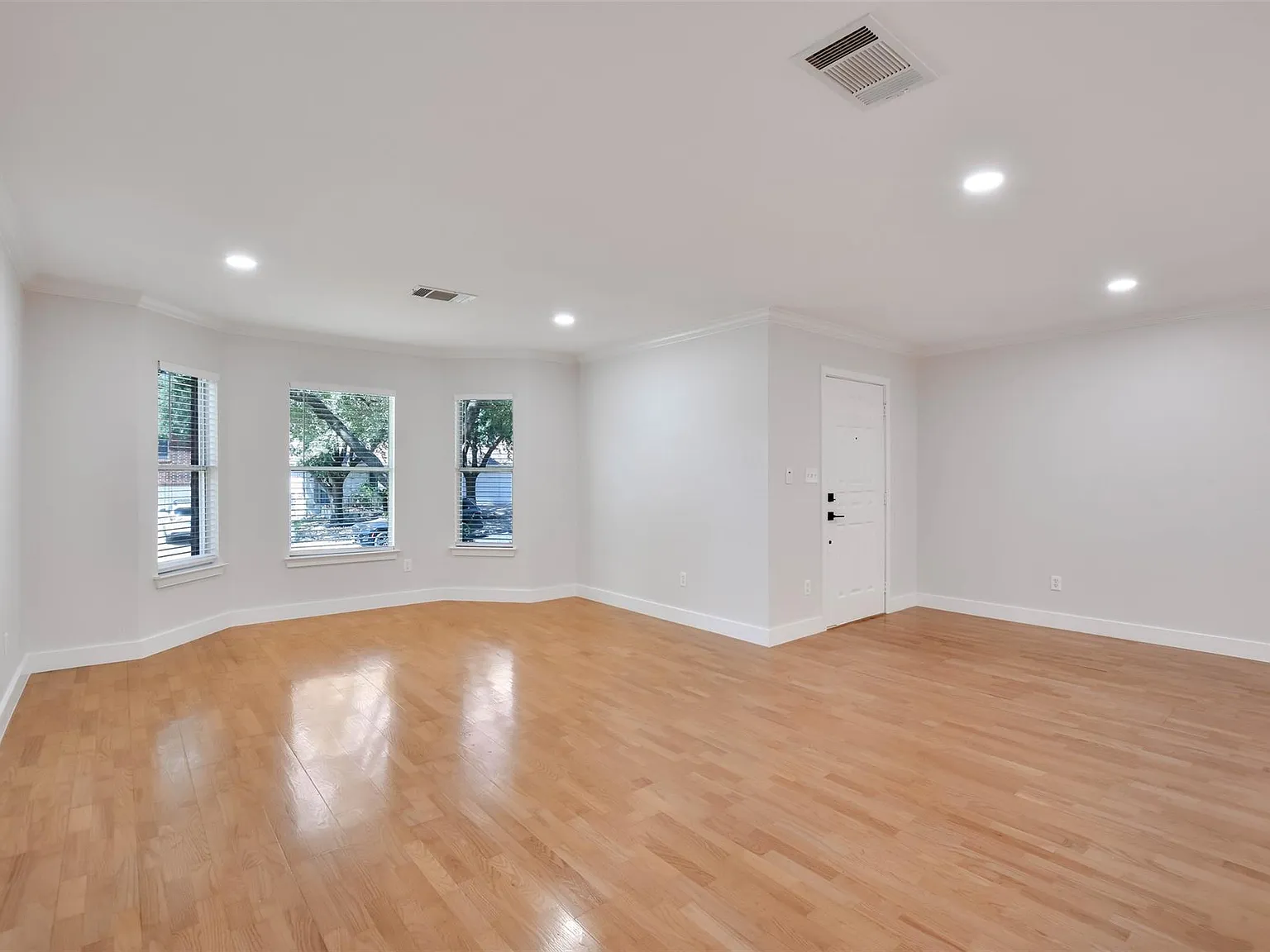 4 bed, 2.5 bath, 3482 sqft, $3,300 — Photo 4