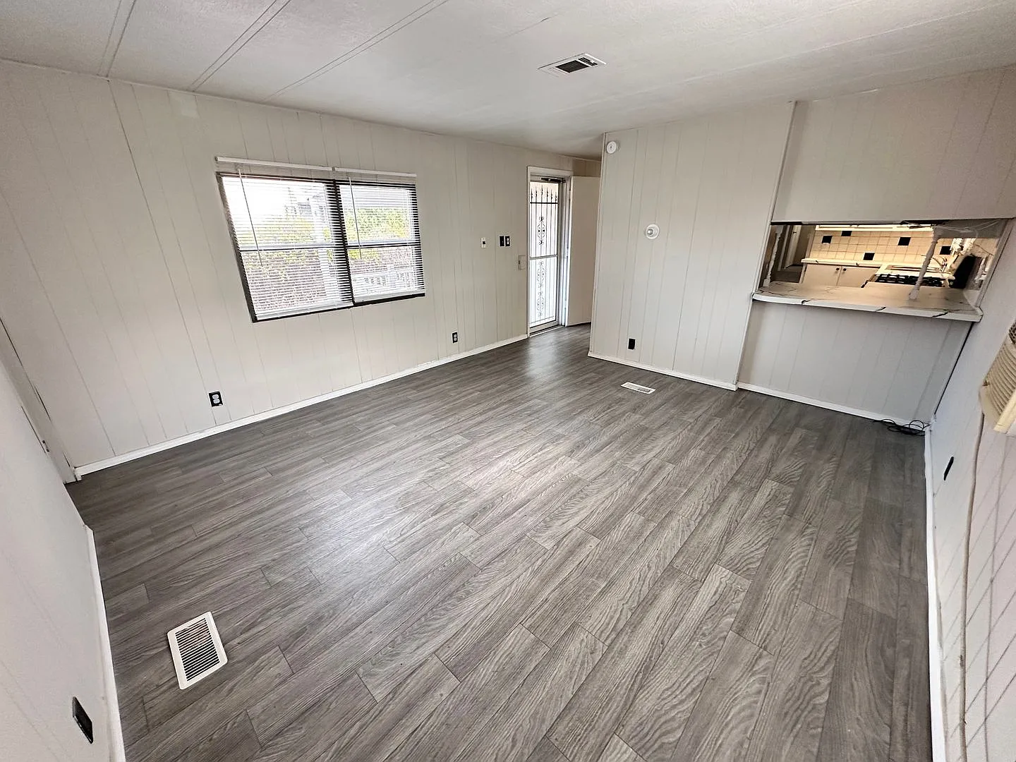3 Bedroom 2 Bathroom 2 Car Garage — Photo 4
