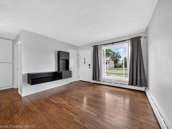3rd image of 880 Jewell St